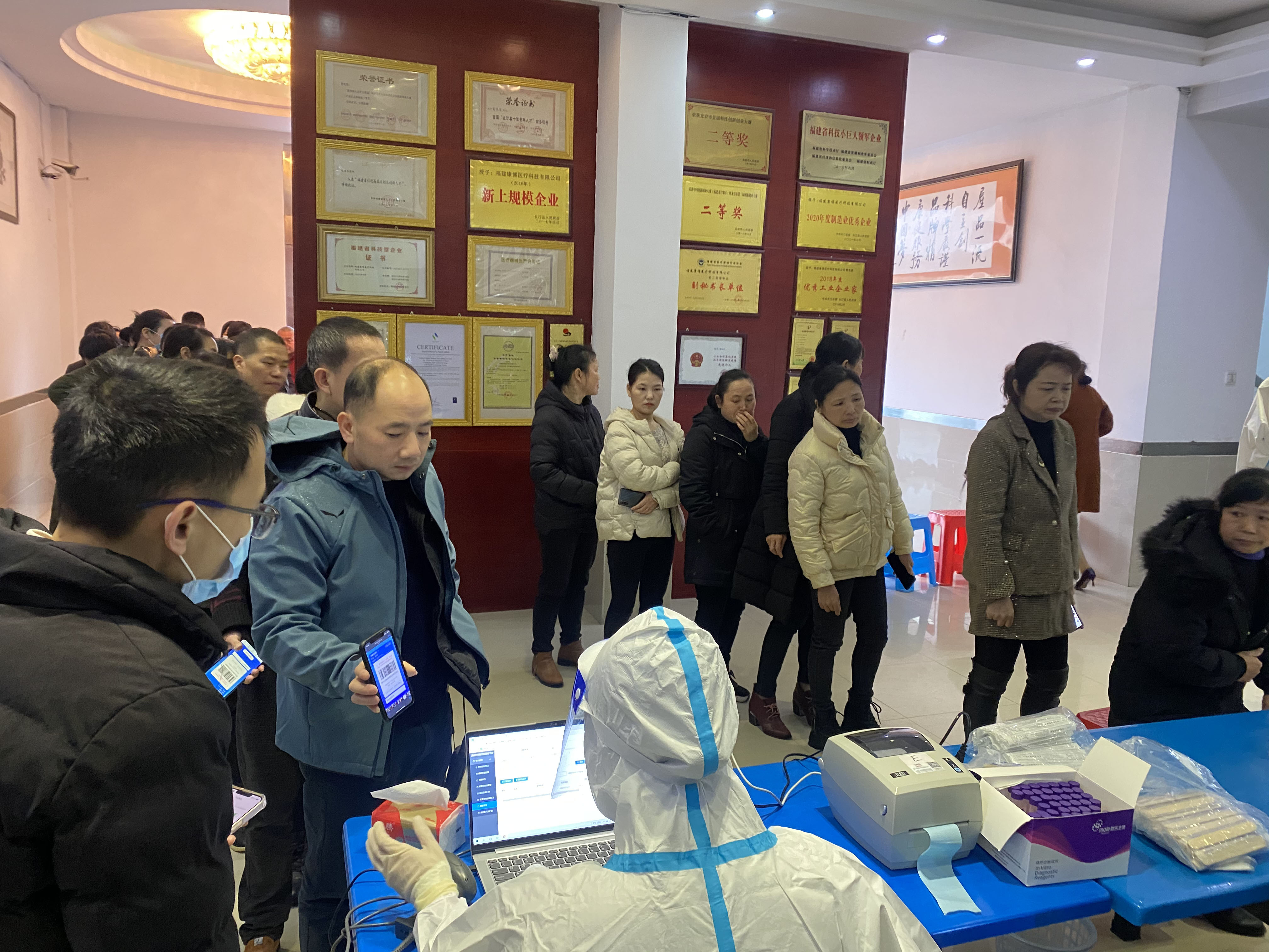 長汀縣疾控中心來我司對全體員工進(jìn)行核酸檢測采集